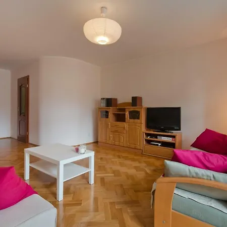 Okrzei Apartment *