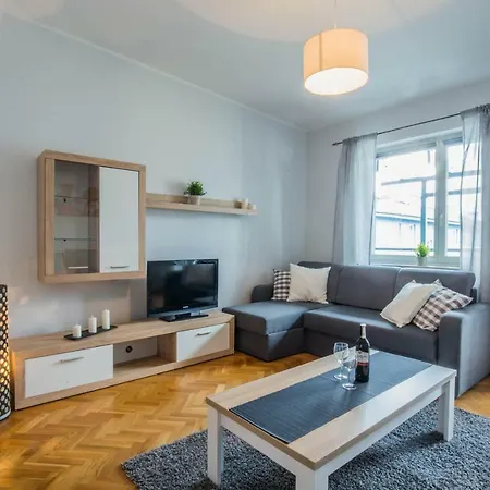 Okrzei Apartment *